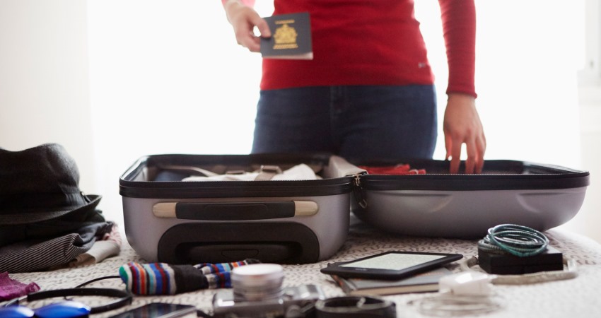 10 List of Must-Pack Items For Travel
